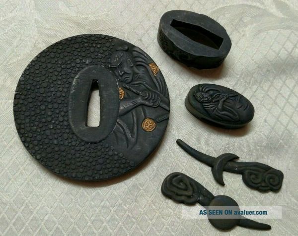 Set Tsuba, Kashira, Fuchi E Menuki Con Demone Per Spada Giapponese Katana O Wakizashi
